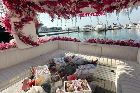 Dubai Marina: Privétour op een luxe bloemenjacht met brunchDubai Marina: Jachttour met Franse bende in bloemenboot