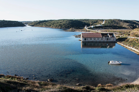 Menorca: Tour privado en barca con aperitivo y puesta de sol