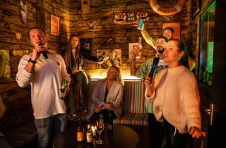 Aloha Amsterdam: Private Karaoke-Kabine mit 20.000 Songs