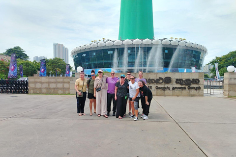 Colombo: Private Night Tuk Tuk Tour with Street Food