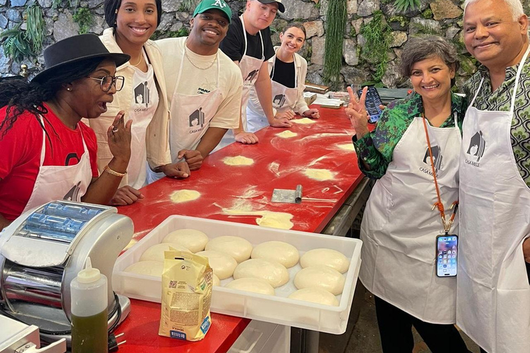 Positano: Pizza-Kochkurs in kleiner Gruppe mit Getränk inklusivePositano: Pizza backen in kleiner Gruppe mit Getränk inklusive