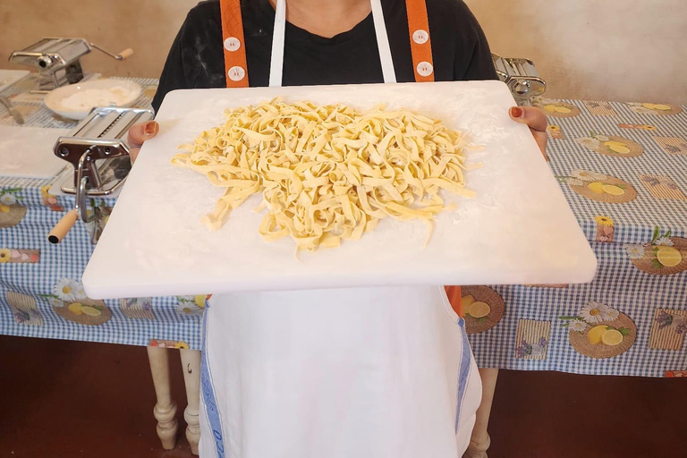 Nápoles: Clase de Cocina de Pasta y Tiramisú con Vino