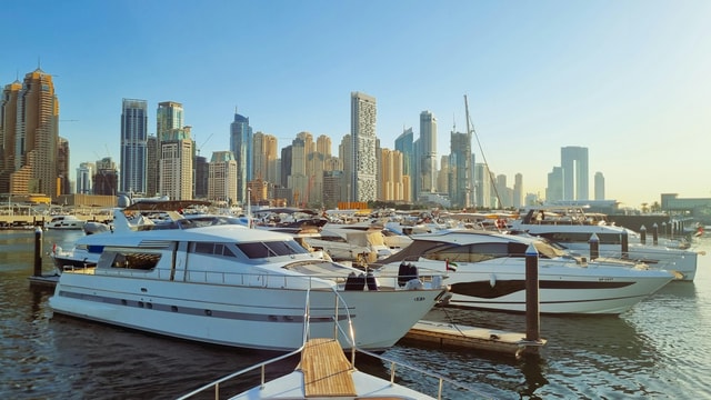 Dubai: privéjachtcharter met muziek en ophalen bij het hotel