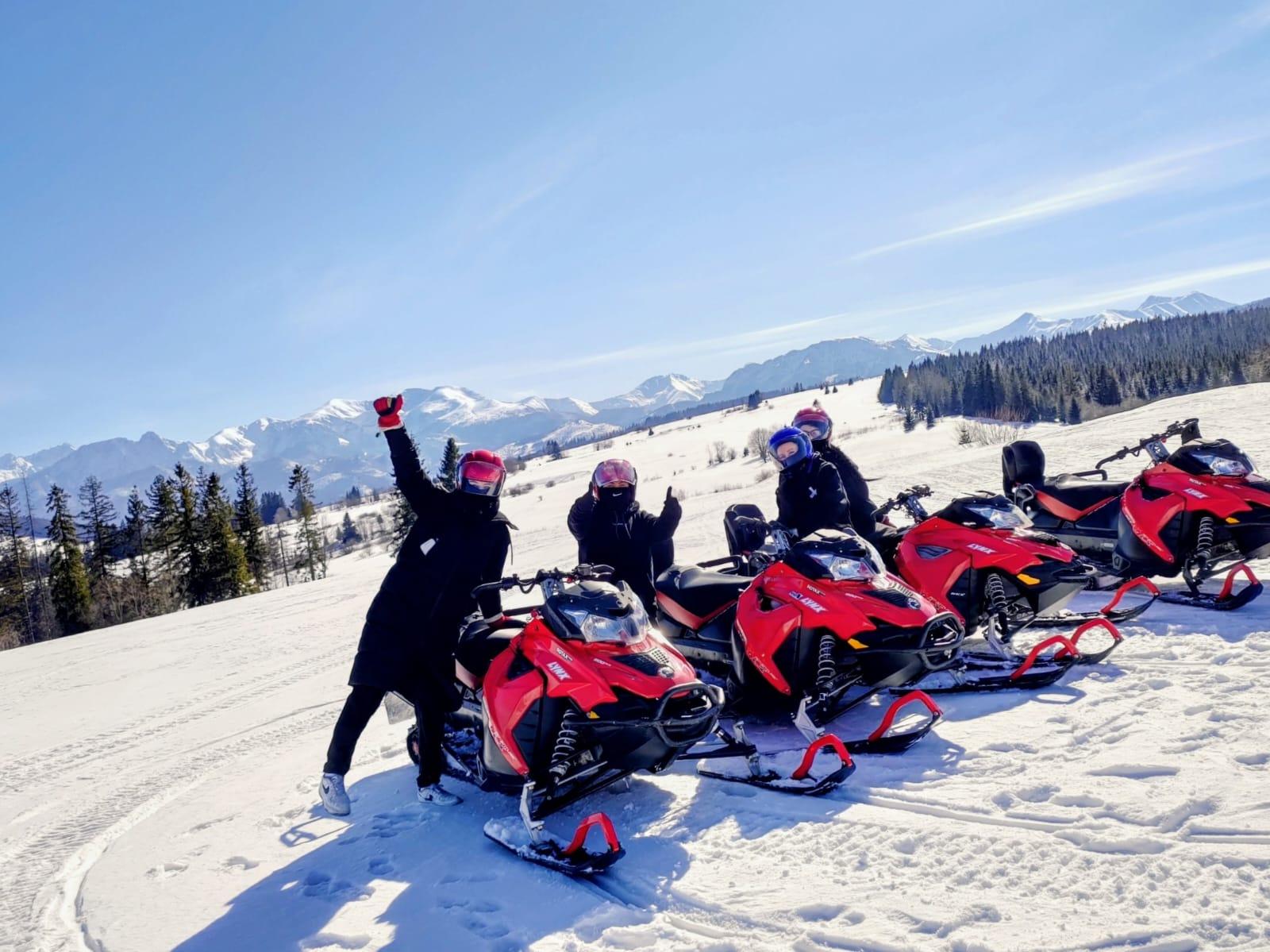 Von Krakau aus: Schneemobil-Abenteuer mit Besuch der Thermalbäder