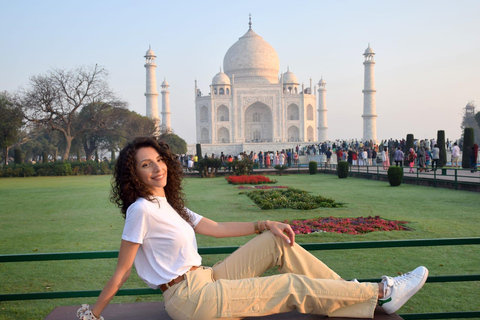 Excursión privada de un día a Agra: salida al amanecer, visita al Taj Mahal y a la ciudad de AgraSolo guía privado (sin coche ni tickets de entrada)