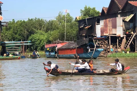 Aldeia flutuante de Siem Reap Kampong Phluk Pôr do sol com barco