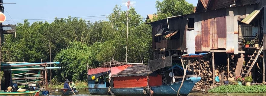Villaggio galleggiante di Kampong Phluk da Siem Reap con barca e guida