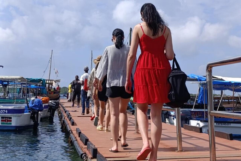 Diani: Wasini Island Dolphin Safari & Snorkeling