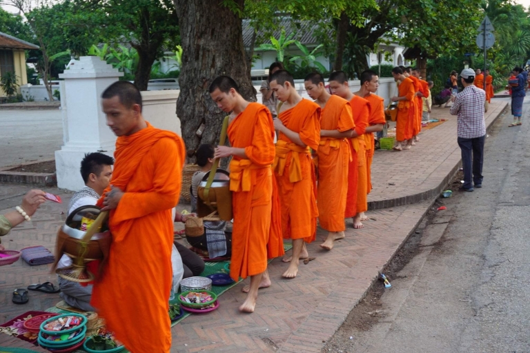 Le matin, visite culinaire locale, option visite des chutes d'eaumatinée temple des moines ; visite culinaire - départ 8h00