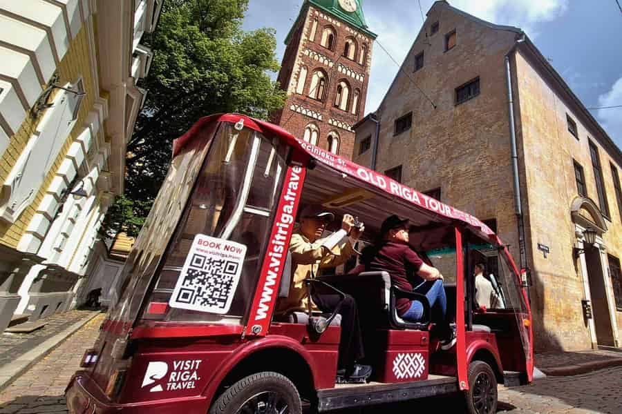Riga: Altstadt-Tour im E-Bus mit Audioguide. Foto: GetYourGuide