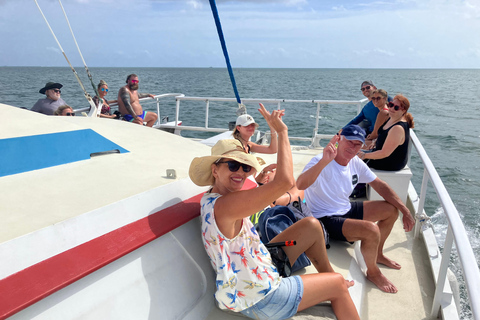 Grand Cayman: Catamaran Cruise with Stingray City & Snorkel