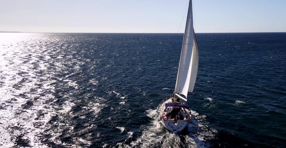 ¡Aventura diurna en velero cerca de Lagos y Luz!
