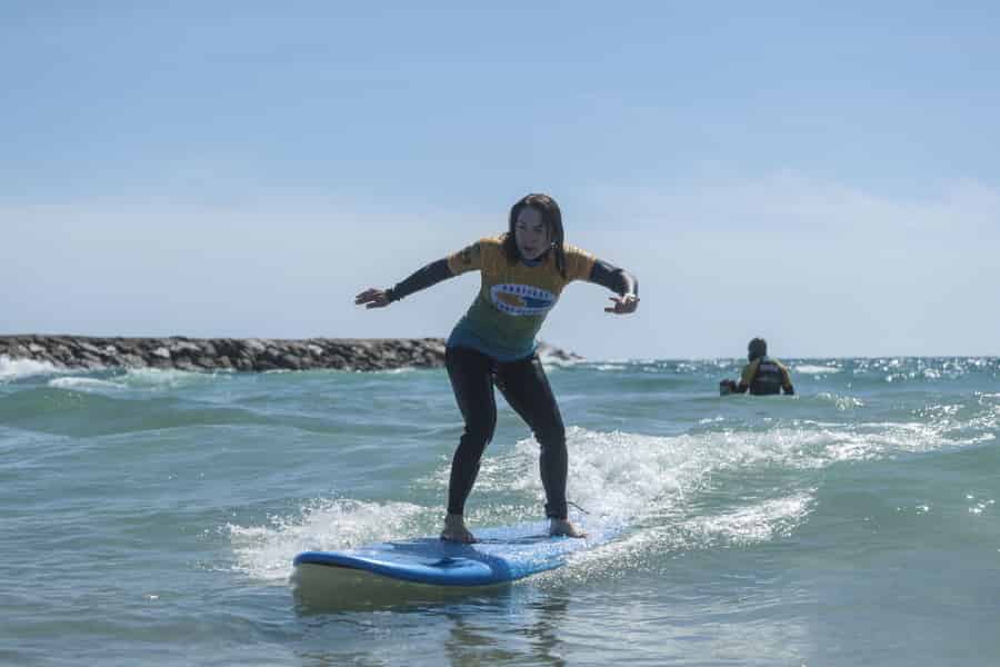 Surfunterricht für Anfänger in Lissabon (Costa da Caparica). Foto: GetYourGuide