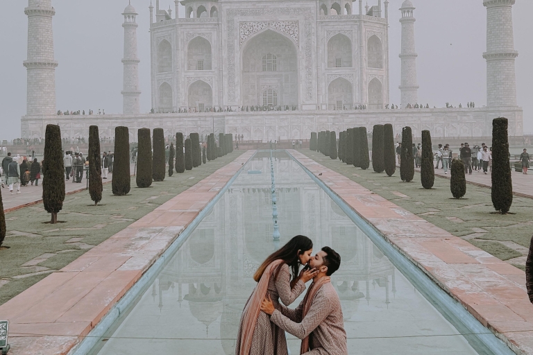 Von Delhi: Tagesausflug mit dem Taj Mahal Tagesausflug mit dem schnellsten ZugZugtickets, Auto, Reiseführer, Eintritt zum Monument und Mittagessen