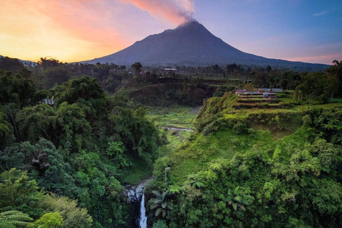 Yogyakarta: Nepal Van Java e tour delle cascate di Kedung KayangYogyakarta: tour del Nepal Van Java e delle cascate di Kedung Kayang
