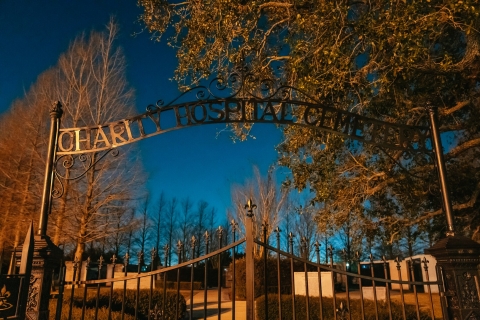 New Orleans: 2-Hour Haunted Cemetery and City Tour at Night