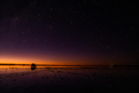 Sonnenuntergang und Sternennacht im Salzsee von Uyuni