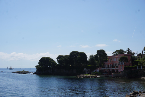 Discover the French Riviera in a Méhari, between Nice and Monaco with a guide.