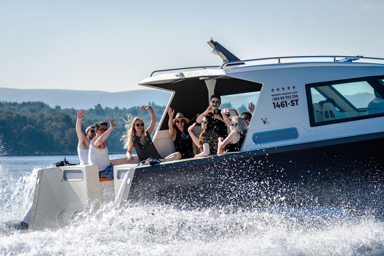 Au départ de Split : tour en bateau des 5 îles et de la grotte bleueVisite d&#039;une jounée de luxe, de Split à la Grotte Bleue et 5 îles