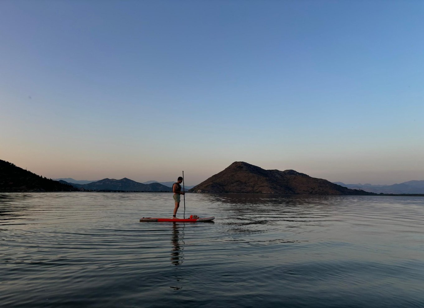 Virpazar: Udforsk den fantastiske Skadarsø på paddleboard