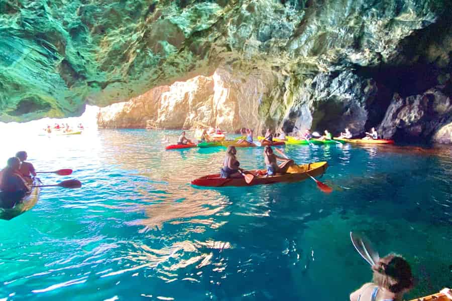 La Herradura: Maro Cliffs Kajak und Schnorchel Tour. Foto: GetYourGuide