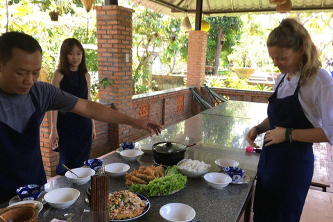 Clase de cocina Bay Mau con Ha Noi Phở en una casa local