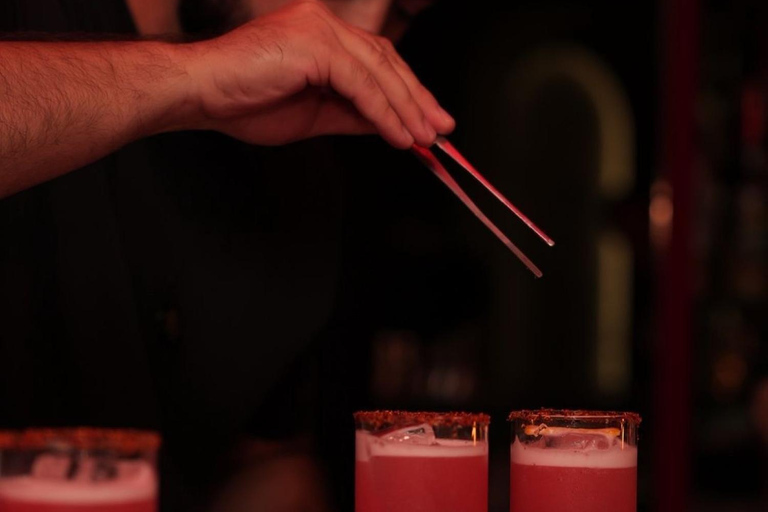 Tirana: Kneipentour mit Tarotkartenlesen und 5 Cocktails