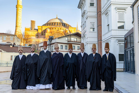Stambuł: tradycyjni wirujący derwisze w pobliżu Hagia SophiaStambuł: tradycyjni wirujący derwisze w pobliżu świątyni Hagia Sophia