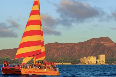 Honolulu: Sunset Catamaran Sailing Experience