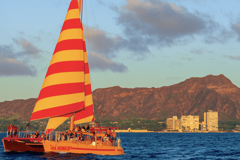 Honolulu : Expérience de navigation en catamaran au coucher du soleil
