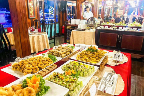 Abendessen auf einer Kreuzfahrt auf dem Saigon-Fluss