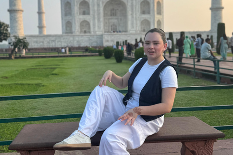 Dagsutflykt till Taj Mahal i en SUV-bil med alternativ.Dagsutflykt till Taj Mahal i en SUV-bil + guide
