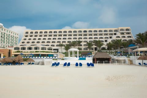 Private shuttle from CUN Airport to Golden Parnassus