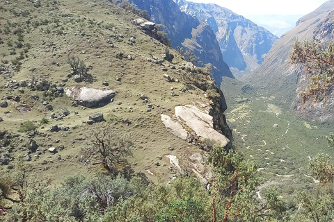 Laguna Rocutuyoc and Honkopampa Ruins Private Service