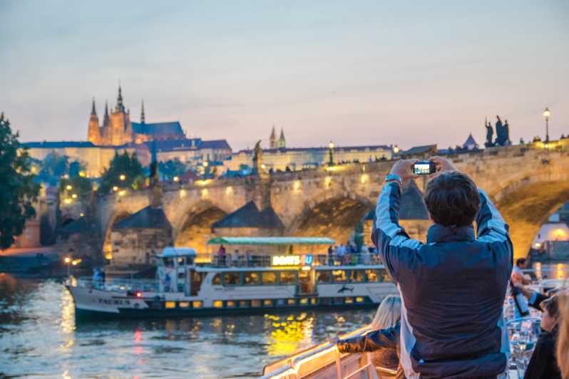 Prag: Sightseeing Bootsfahrt mit Buffet Abendessen