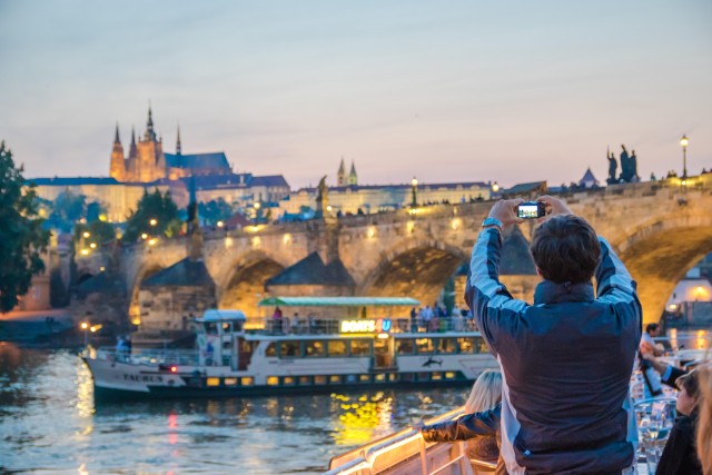 Visit Prague Sightseeing Boat Cruise with Buffet Dinner in Praga