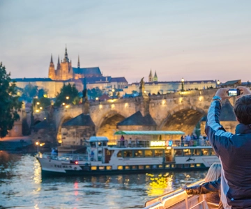 Prague: Sightseeing Boat Cruise with Buffet Dinner