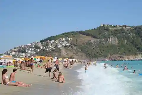 Alanya Stadsvandring: Röda tornet, skeppsvarvet, linbanan och slottet