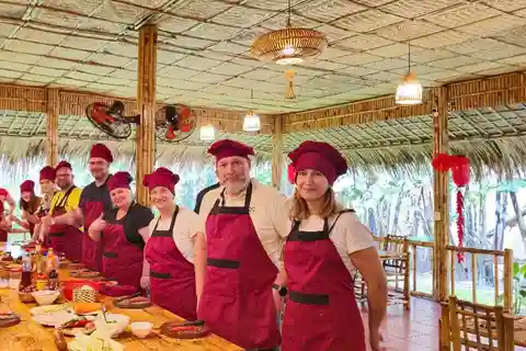 Hoi An: Clase de cocina con fabricación de linternas y paseo en barco con cestas