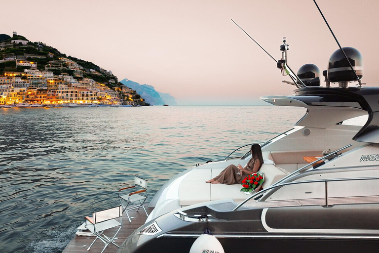 Positano : demande en mariage inoubliable sur un yacht au coucher du soleil