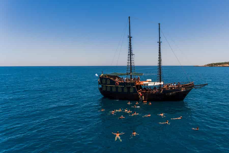 Rethymno: Bootsfahrt zu den Piratenhöhlen und zum Camarola-Bogen, inkl. Getränk. Foto: GetYourGuide