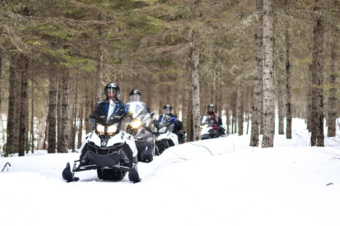 Quebec: Spedizione in motoslitta nel fiordo di SaguenaySpedizione in motoslitta in solitaria