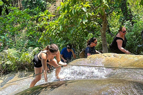 Ciesz się Sticky Waterfall i Parkiem Narodowym Chet Si Fountain