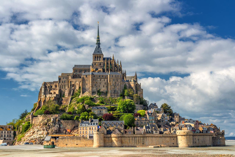 Vanuit Parijs, Betoverende Mont St Michel privétourVan Parijs naar de betoverende Mont St Michel: een tijdloze reis