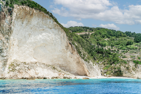 Corfú: crucero a Antípaxos y las cuevas azules de PaxosRecogida en la isla de Corfú al puerto de Corfú