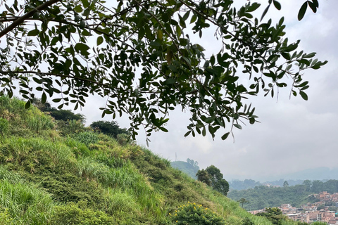 MEDELLÍN: Caminhada até as nuvens: Explore o Cerro de las 3 Cruces (Morro das 3 Cruzes)