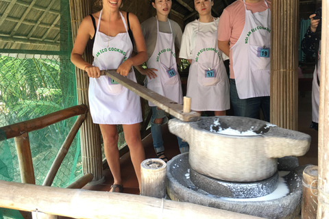 Hoi An : Clase de cocina con tour en barco y paseo por el mercado