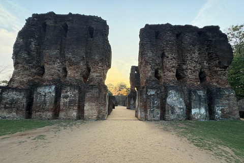 Sigiriya: UNESCO Polonnaruwa & Ancient Lake Heritage Tour