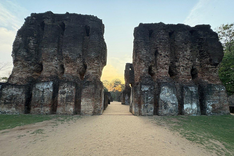 Sigiriya: UNESCO Polonnaruwa & Ancient Lake Heritage Tour
