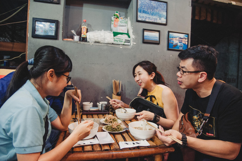 Saigon : Visite privée des ruelles à pied avec plus de 10 dégustationsSaigon : Visite à pied de la cuisine de rue avec un étudiant local